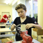 Domečky na adventní trhy, chlapci 8. tříd