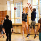 Vánoční turnaj v přehazované, žáci proti týmu pedagogů (+ pan školník)