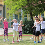 Prvňáci cvičí v tričkách s logem